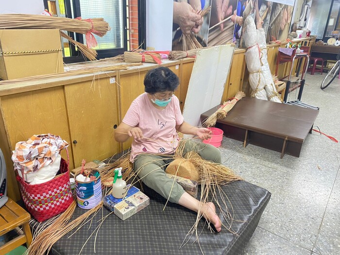 112.10.04【工藝實習】織工藝工作坊：藺草文創商品編織圖片