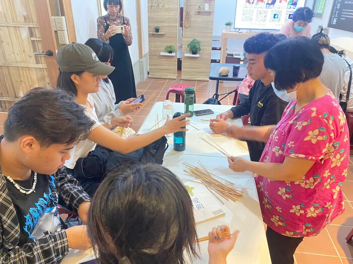 112.10.04【工藝實習】織工藝工作坊：藺草文創商品編織圖片