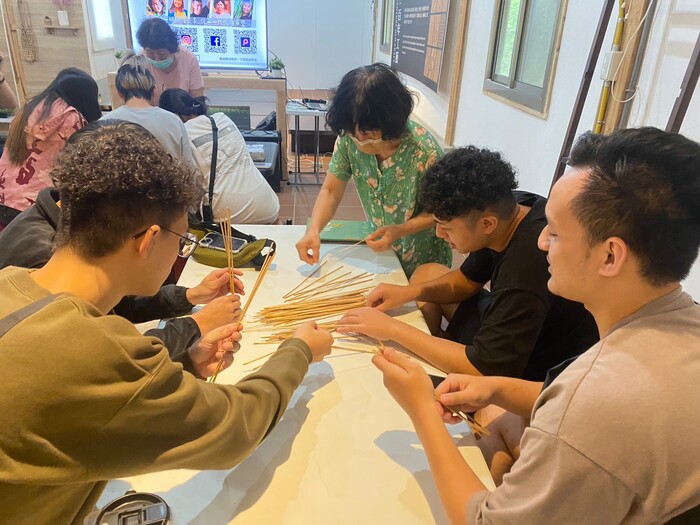 112.10.04【工藝實習】織工藝工作坊：藺草文創商品編織圖片