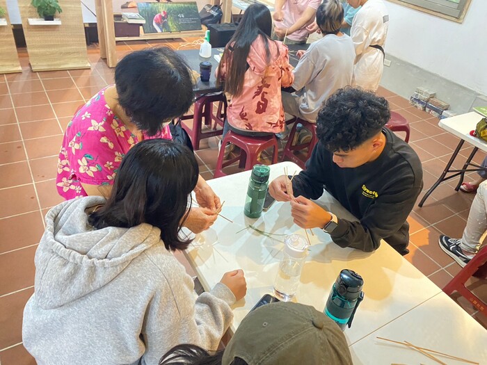 112.10.04【工藝實習】織工藝工作坊：藺草文創商品編織圖片