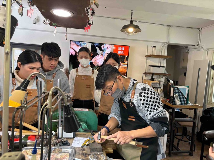 114.01.03-04 [Craft Series] Corner MetalworkingImage