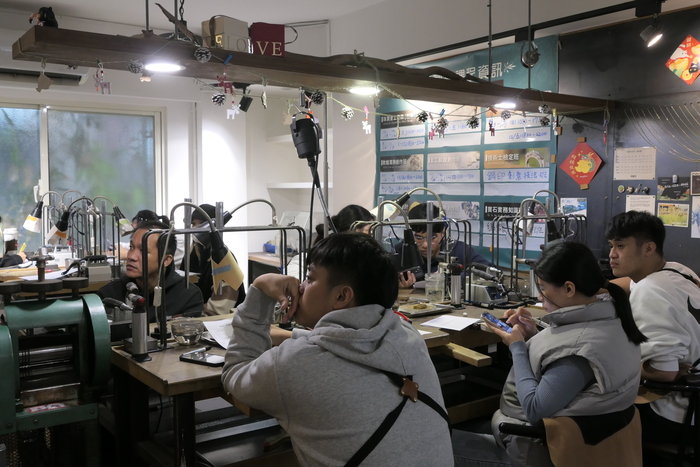 114.01.03-04 [Craft Series] Corner MetalworkingImage