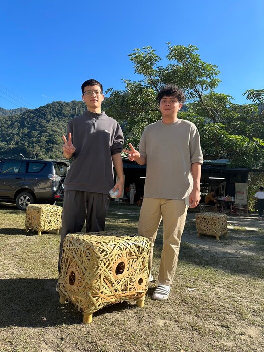 [Off-campus visit] The home of Xiong Ken, a tribal member of the Central Plains, weaving - a chair that lights upImage