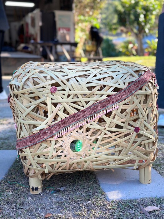 [Off-campus visit] The home of Xiong Ken, a tribal member of the Central Plains, weaving - a chair that lights upImage