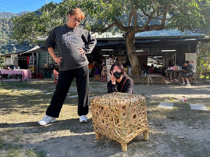 [Off-campus visit] The home of Xiong Ken, a tribal member of the Central Plains, weaving - a chair that lights upImage