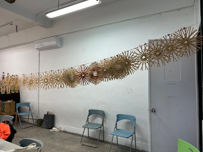[Off-campus visit] The home of Xiong Ken, a tribal member of the Central Plains, weaving - a chair that lights upImage
