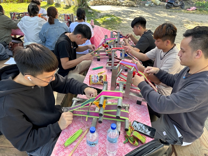 [Off-campus visit] The home of Xiong Ken, a tribal member of the Central Plains, weaving - a chair that lights upImage