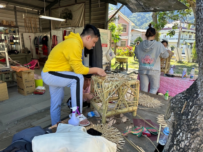 [Off-campus visit] The home of Xiong Ken, a tribal member of the Central Plains, weaving - a chair that lights upImage