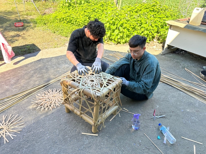 [Off-campus visit] The home of Xiong Ken, a tribal member of the Central Plains, weaving - a chair that lights upImage