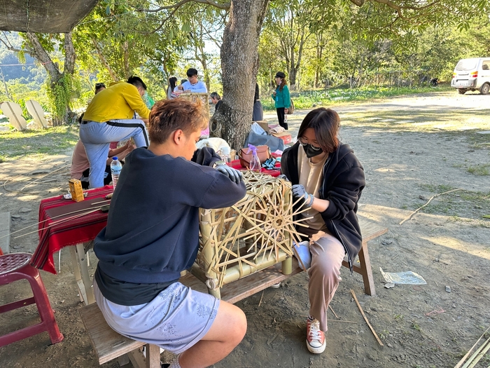 [Off-campus visit] The home of Xiong Ken, a tribal member of the Central Plains, weaving - a chair that lights upImage