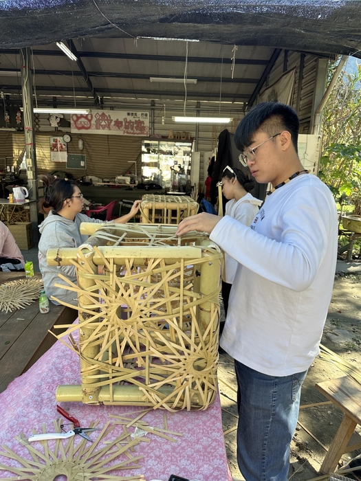 [Off-campus visit] The home of Xiong Ken, a tribal member of the Central Plains, weaving - a chair that lights upImage