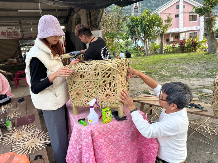 [Off-campus visit] The home of Xiong Ken, a tribal member of the Central Plains, weaving - a chair that lights upImage
