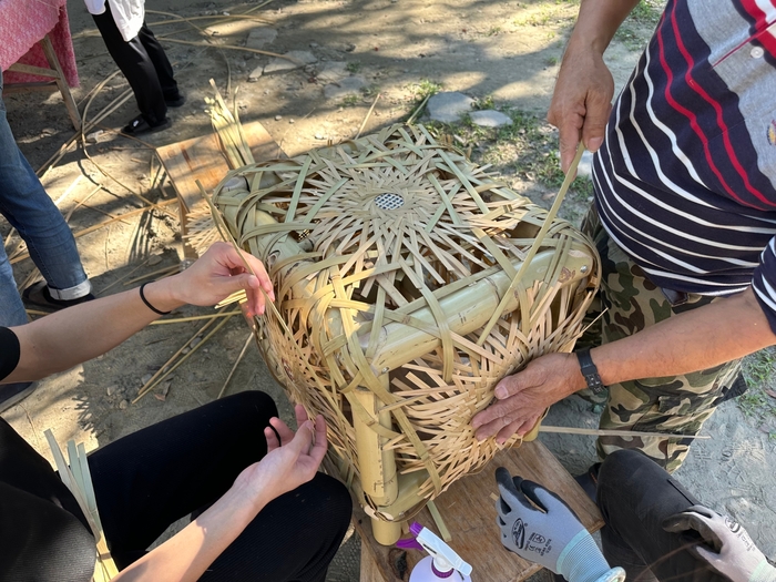 [Off-campus visit] The home of Xiong Ken, a tribal member of the Central Plains, weaving - a chair that lights upImage