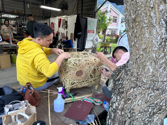 [Off-campus visit] The home of Xiong Ken, a tribal member of the Central Plains, weaving - a chair that lights upImage