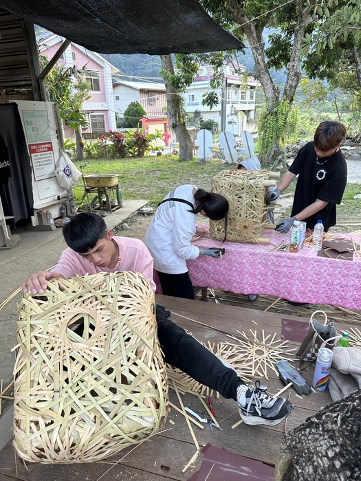 [Off-campus visit] The home of Xiong Ken, a tribal member of the Central Plains, weaving - a chair that lights upImage