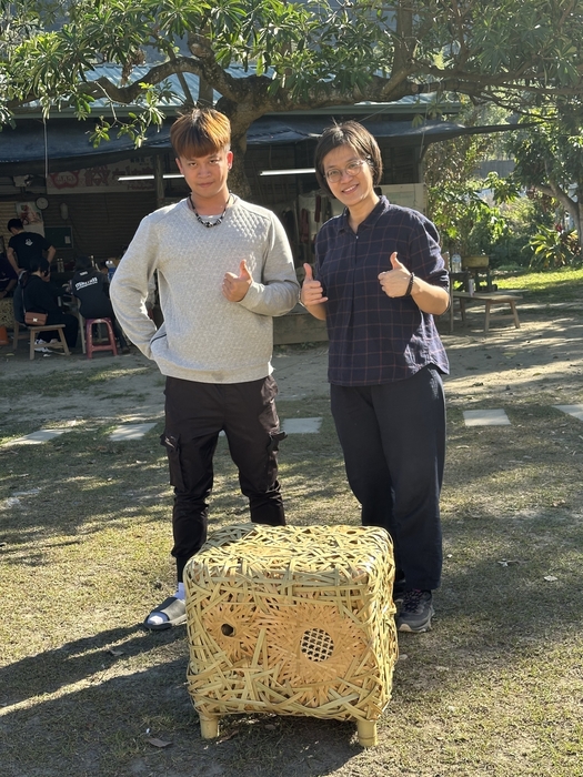 [Off-campus visit] The home of Xiong Ken, a tribal member of the Central Plains, weaving - a chair that lights upImage