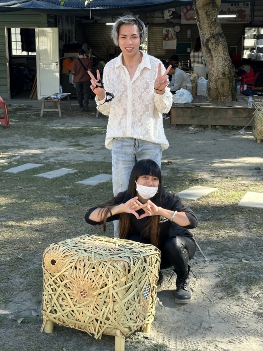 [Off-campus visit] The home of Xiong Ken, a tribal member of the Central Plains, weaving - a chair that lights upImage